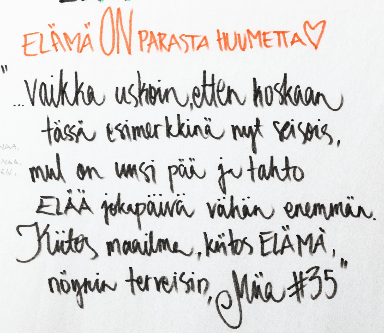 Käsin kirjoitettu viesti, jonka otsikko on Elämä on parasta huumetta